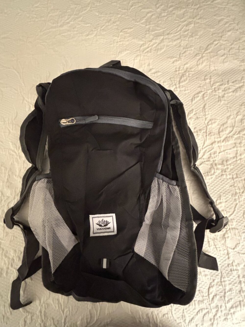 Unisex Black Lightweight Hiking Backpack Daypack 15L NEW